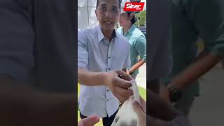 Download lagu Datuk Seri Mohamed Azmin Ali handing out food and drinks to the media outside the MACC headquarters mp3 Download lagu Datuk Seri Mohamed Azmin Ali handing out food and drinks to the media outside the MACC headquarters mp3