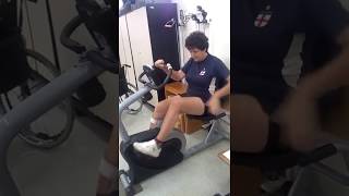 Pedalando para fortalecimento das pernas.