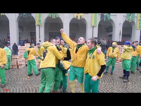 Scorpioni  d'Arduino aranceri in piazza Ottinetti - Carnevale Ivrea 2014