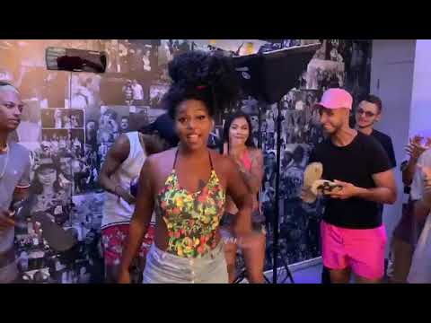 MC Nalu mostrando um pouco do seu trabalho