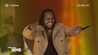 Yosef von Madcon - Don&#39;t Worry + Glow - Silvester 2015 am Brandenburger Tor (Willkommen 2016)