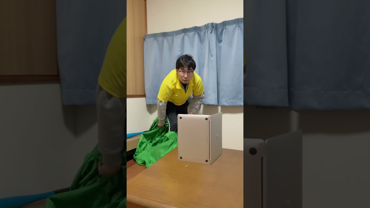 Let's pull the tablecloth 3rd under the MacBook.🤣🤣🤣#shorts