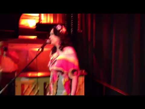 Cassy Carrington bringt das Publikum zum Toben