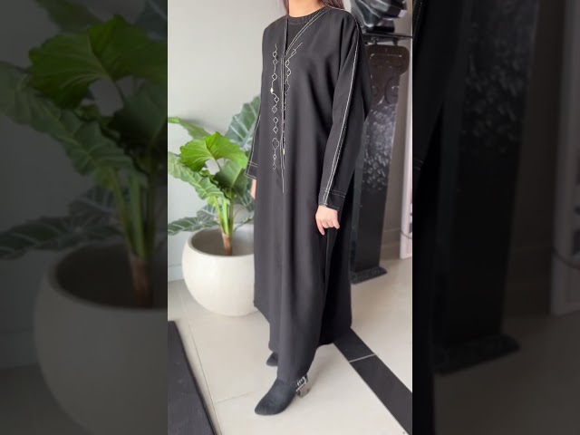 عباية بتطريز ذهبي ناعم