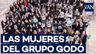 El 'making-of' de la foto para el 8-M de las mujeres del Grupo Godó
