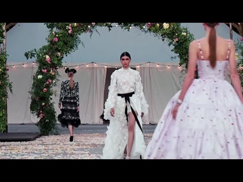 シャネルはオートクチュールのガーデンパーティーをスローします (Chanel throws haute couture garden party)