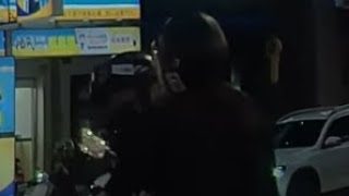 兄弟，很明顯你就是恍神沒注意到，不用假裝在停讓行人啦！