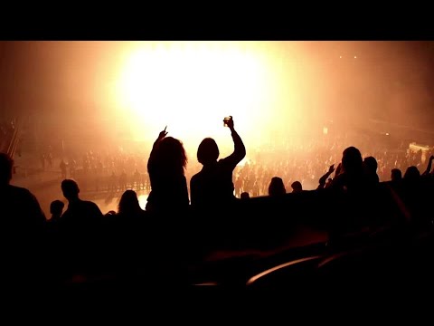 研究に絶賛、オランダのDJが群衆のためにパフォーマンス (Raving for research, Dutch DJs perform for crowd)