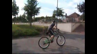 preview picture of video 'Saut d'ecaliers en vélo et remonte des escaliers'