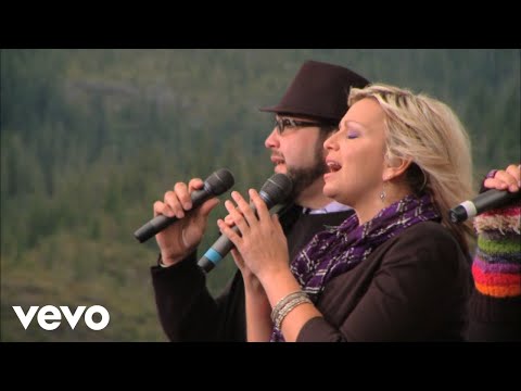 Bill & Gloria Gaither - Healing Stream [Live] ft. The Isaacs