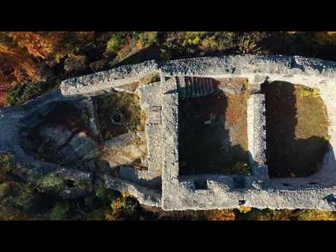 Die kleine Burgruine inmitten des Waldes