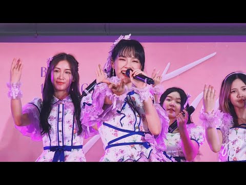 [Fancam] 230624 BNK48 (Cherprang Focus) - Heavy Rotation @ Roadshow MBK Center