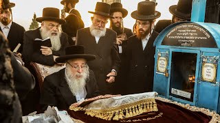 האדמו״ר מצאנז קלויזנבורג מתפלל בבכיות בבית החיים העתיק בצפת | Sanz Klausenburg Rebbe at the in Safed