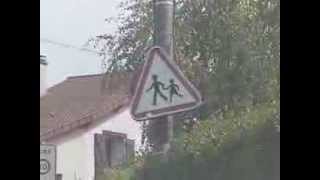 preview picture of video 'Exemple de sécurisation de la circulation routière à l'approche d'une école'