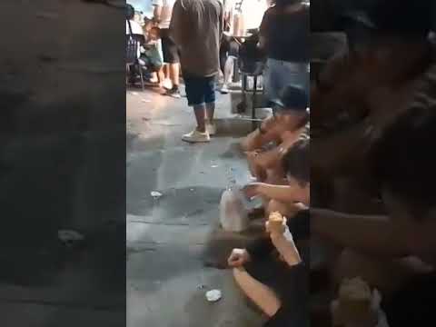 Disfrutando De Ricos Económicos Frescos Pasteles En El Parque De Tocaima Cundinamarca