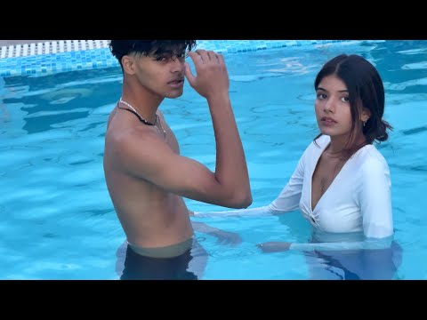 Om Aur Ahana Swimming Pool Mein 😳