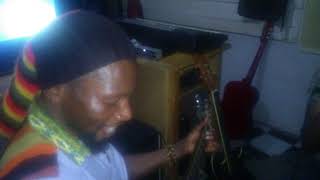 Jolix Cristian cantado no estúdio com banda