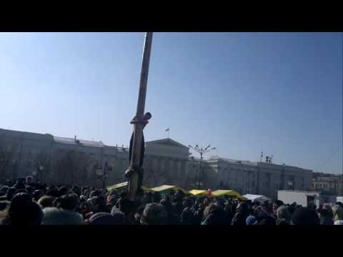 Масленица на площади в Чите доставал подарки а остался с голой попой.