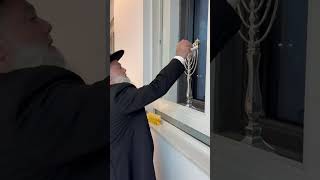הרב יגאל כהן בהדלקת נרות חנוכה 🕎 (ארגון ענפים) - התמונה מוצגת ישירות מתוך אתר האינטרנט יוטיוב. זכויות היוצרים בתמונה שייכות ליוצרה. קישור קרדיט למקור התוכן נמצא בתוך דף הסרטון