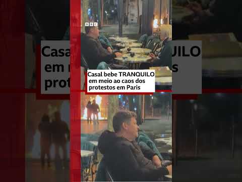 Casal bebe tranquilo em meio a caos dos protestos em Paris
