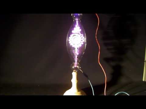 complex komplexe Geissler Röhre tube uranglas uranium glass auf Holzfuß