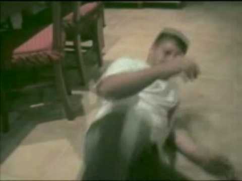 UNA SILUETA EN LA OSCURIDAD trailer