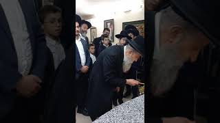 הגאון רבינו בן ציון מוצפי שליט"א בהדלקת נרות חנוכה