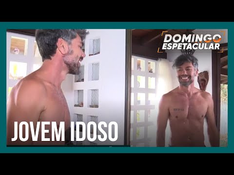 Com cara e corpo de 30, modelo de 60 anos exibe licença para estacionar em vagas para idosos