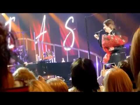 21.12.2014, teatro Compac, Madrid, una sorpesa para Raphael de su equipo.