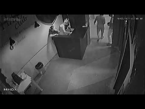 Vídeo mostra momento que homem assassina jovem e morre na sequência ao ser baleado por PM