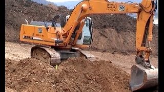 preview picture of video 'LIEBHERR R934 Digging / Fa. Meister Hagn, Neubau Zeiss Oberkochen, Germany,  04.04.2003.'
