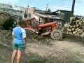 Vajonneen traktorin nostaminen montusta