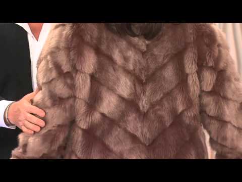 Manteau en fausse fourrure de renard à chevrons de la collection Platinum de Dennis Basso avec Li...