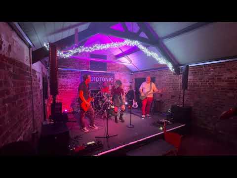 Audiotonic Sweet Child o' Mine (Cover live)