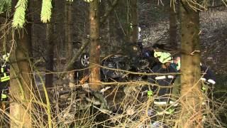 preview picture of video 'Pkw bei schwerem Unfall zerfetzt'