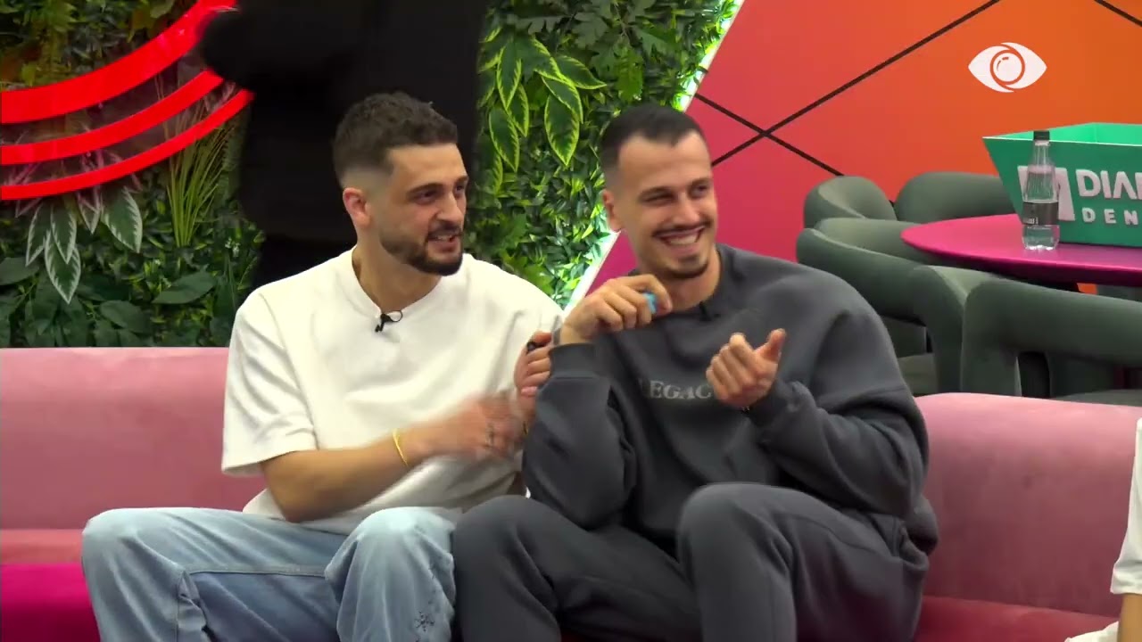 Situatë e sikletshme…/ Mateo dhe Gimbo batuta me njëri-tjetrin teksa shijojnë muzikën