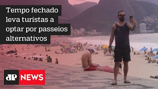 Turistas trocam a praia por bares e museus no Rio de Janeiro