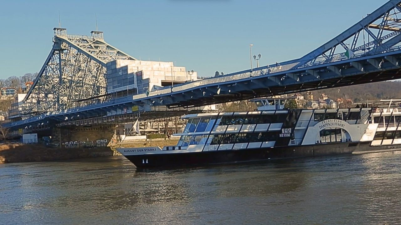 Discover the latest updates on Dresden's iconic Carolabrücke and Blaues Wunder!
