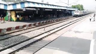preview picture of video 'New Delhi Varanasi mahamana express arrived Shahjahanpur chain pulling with GZB WAP 7 9hr late beuty'