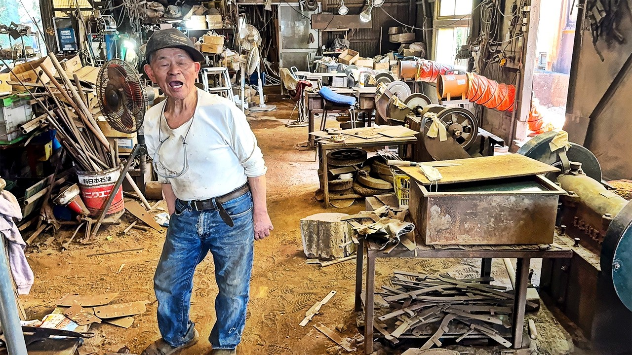 Il fabbro giapponese di 85 anni che forgia coltelli famosi in tutto il mondo