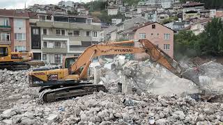 Hyundai Excavator Maloz yığınlarını kaldırıyor.