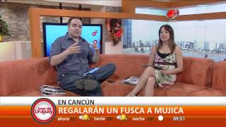 preview picture of video 'En Cancun le regalaran un Fusca a Mujica (4 de diciembre de 2014)'