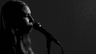 Benen i kors - Lisa Ekdahl (Cover by Sofia Olsson)