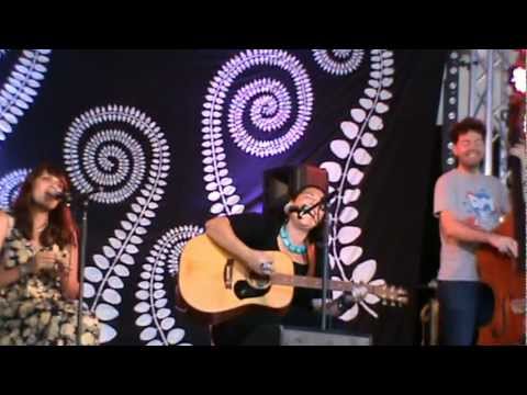 woodford folk  festival 2012/13 the stiff gins