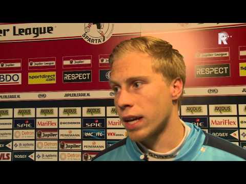 Sinclair Bischop in gesprek met verdediger Daniel Breedijk