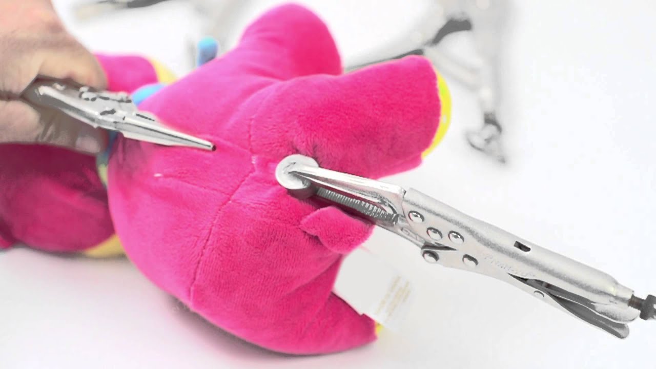 Тестирует игрушки. Тестирование игрушек. Игрушечная краш машина. Toys test. Безопасность игрушек.