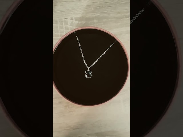 Vídeo relacionado con Divertido Smiley dedo medio Graffiti Pendientes colgantes personalizados Cool gestos Collar Punk creativo único hecho a mano Declaración Amistad Joyería Mujeres Hombres (plata 2)