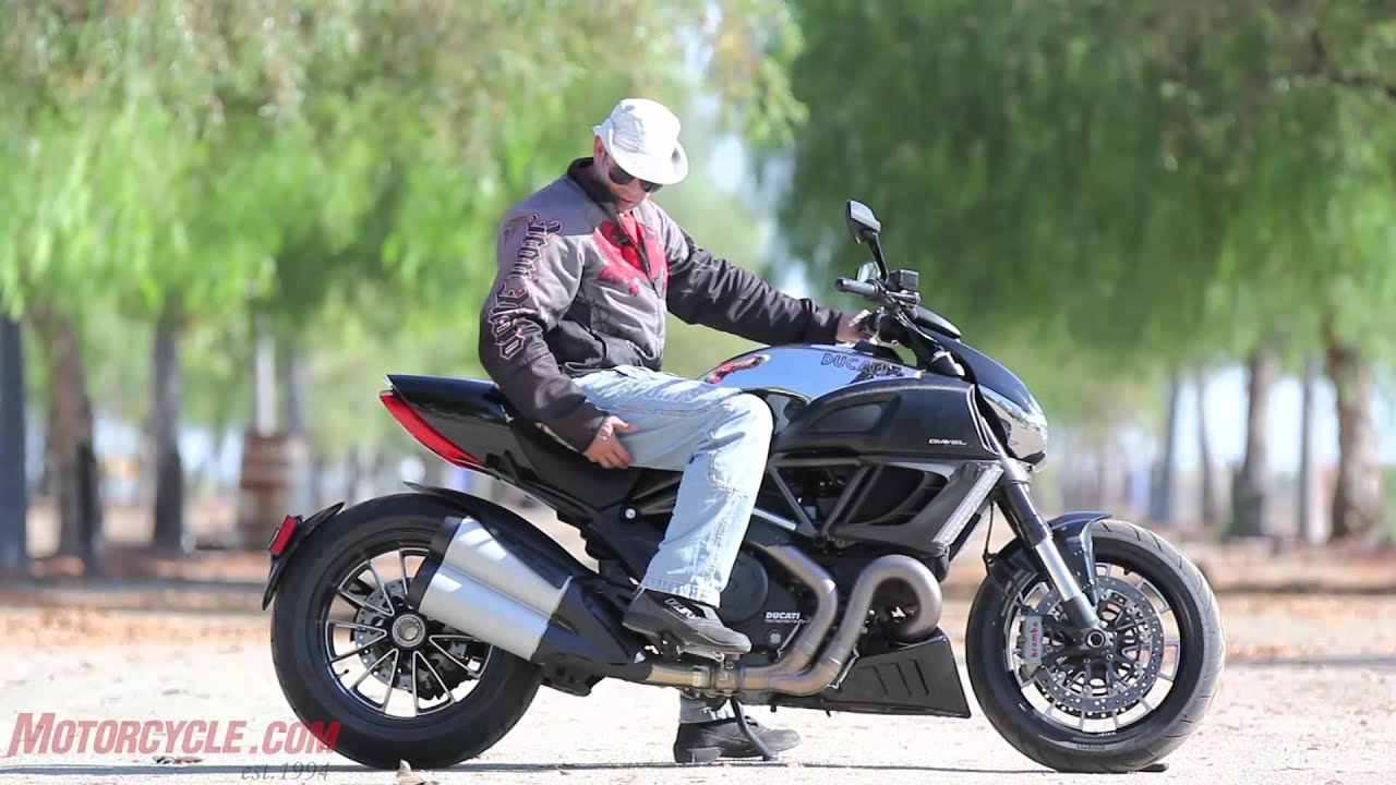 2012 Ducati Diavel Cromo vs Star VMAX - Arm-wrasslin' among titans