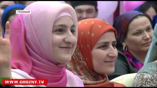 Учащиеся Центра образования имени Кадырова организовали большой праздничный концерт для мам