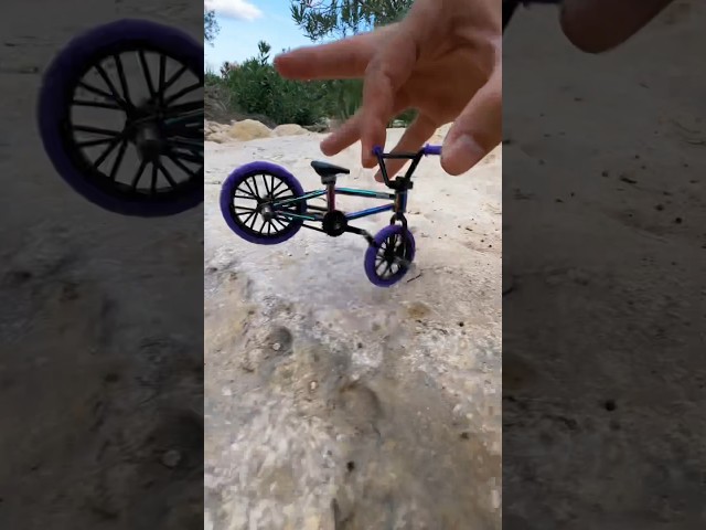 Vídeo relacionado con CHUANGOU Mini Finger Bike, Bicicleta Decorativa Miniatura, Modelo Azul de Metal Artesanal Decorativo, para los Amantes de la Bicicleta